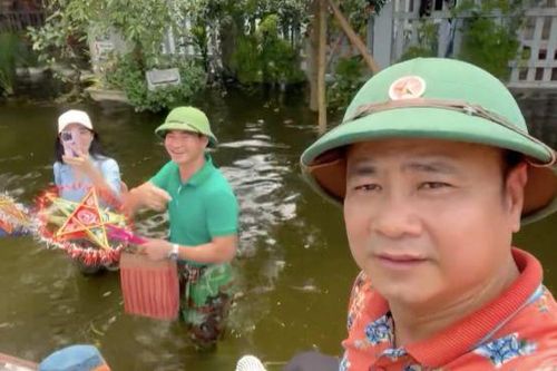 Showbiz 15/9: NSND Tự Long, NSND Xuân Bắc lội nước phát quà trung thu