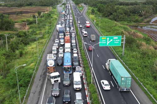 Ùn xe gần 10km, CSGT 'chặn' dòng ô tô dồn vào cao tốc TPHCM - Long Thành