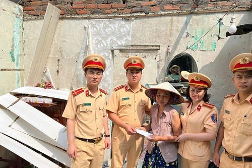 Công an tỉnh Quảng Ninh chung tay hỗ trợ các gia đình khắc phục hậu quả bão số 3
