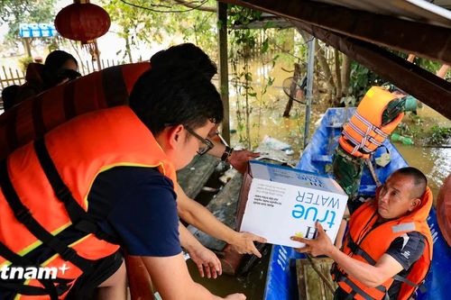 Băng rừng, vượt lũ đưa nước tinh khiết tới bà con vùng sâu vùng xa