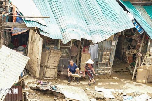 Người dân xóm trọ nghèo ven sông Hồng trở về nhà sau cơn bão