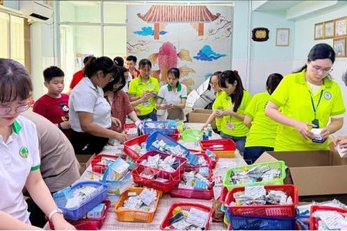 TP Hồ Chí Minh gửi hơn 16.000 túi thuốc gia đình tới người dân vùng bão lũ