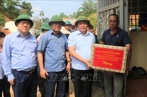 Ủy viên Bộ Chính trị Nguyễn Xuân Thắng đến động viên người dân vùng lũ Yên Bái