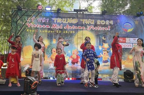Tết Trung thu ấm áp và chia sẻ yêu thương của thiếu nhi Việt Nam tại Malaysia