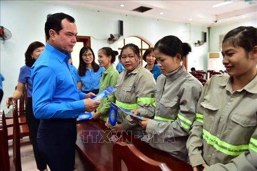 Tổng Liên đoàn Lao động Việt Nam hỗ trợ đoàn viên, người lao động tỉnh Tuyên Quang 150 triệu đồng