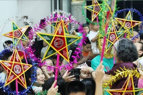 Tết Trung thu ấm áp nơi 'rốn lũ' Hà Nội