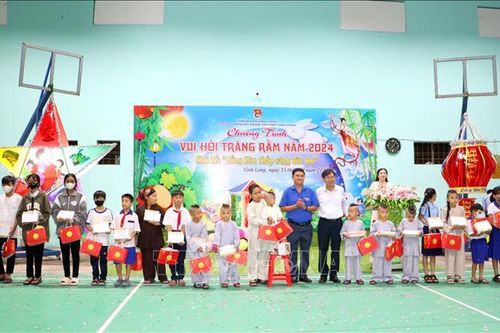 Vĩnh Long tổ chức nhiều chương trình Tết Trung thu cho thiếu nhi có hoàn cảnh khó khăn