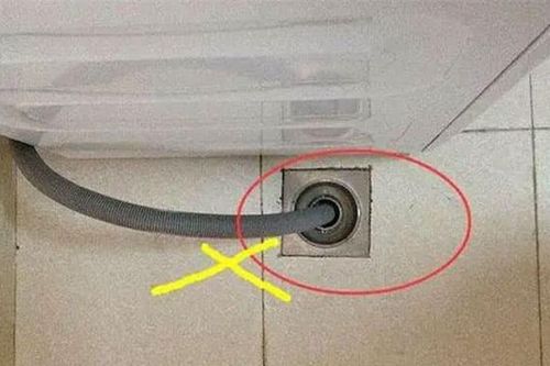 Đừng bao giờ nhét ống thoát nước của máy giặt vào cống thoát sàn! Tôi mới hối hận vì đã mắc sai lầm