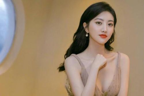 Sao nữ đẹp hơn Lưu Diệc Phi kém sắc vì phẫu thuật thẩm mỹ