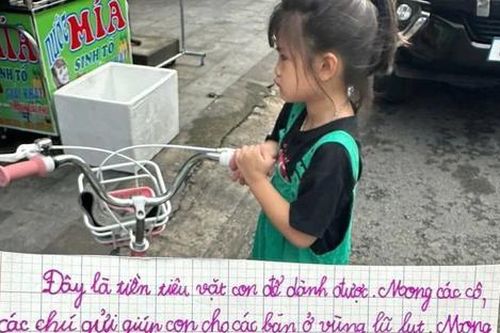 Bé gái cầm xấp tiền lẻ đi ủng hộ lũ lụt, lời nhắn khiến dân tình xúc động