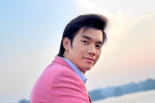 Tóm gọn khoảnh khắc Nhan Phúc Vinh 'dính như sam' với mỹ nhân gợi cảm kém 9 tuổi, danh tính gây bão
