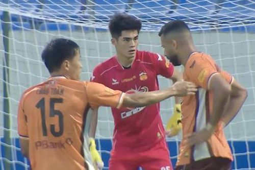 Sao trẻ 1m91 thay thủ môn Bùi Tiến Dũng bắt như siêu nhân giúp HAGL thắng đậm
