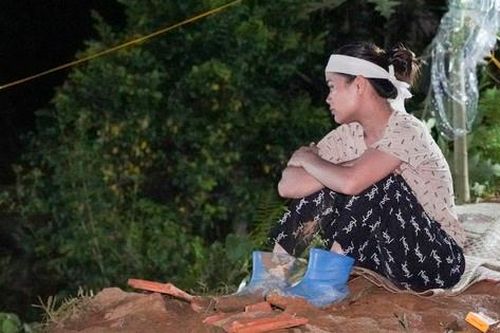 Người vợ trẻ giữa đêm chờ ngóng tin thi thể chồng giữa biển đất sạt lở mênh mông