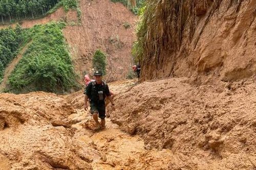 Cảnh sát cơ động băng rừng, vượt suối 'cõng' lương thực tiếp tế cho các bản bị cô lập do mưa lũ