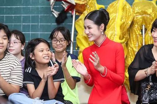 Hoa hậu Nguyễn Thanh Hà vui Trung thu cùng lớp học tình thương