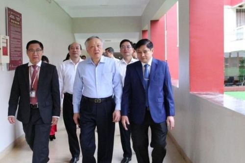 Phó Thủ tướng Thường trực Chính phủ Nguyễn Hòa Bình thăm Trường Hoàng Việt