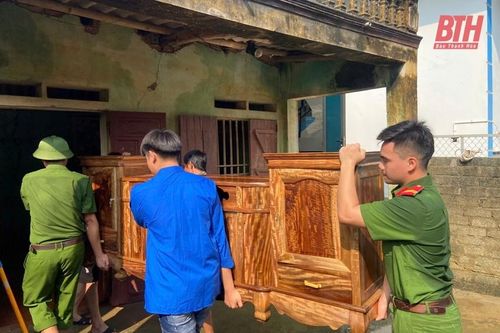 Công an, bộ đội giúp đỡ người dân vũng lũ Thạch Thành dọn dẹp nhà cửa, ổn định cuộc sống