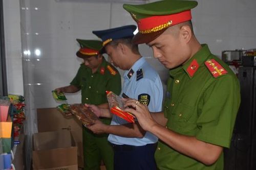 Phát hiện lượng lớn bánh trung thu không rõ nguồn gốc