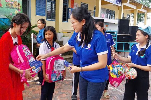 Điện lực Phú Tân trao quà hỗ trợ và tổ chức Trung thu cho học sinh nghèo