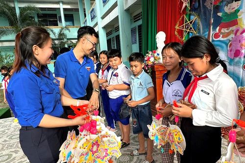 Đoàn Thanh niên thị trấn Vĩnh Bình tặng 800 phần quà cho thiếu nhi vui Tết Trung thu