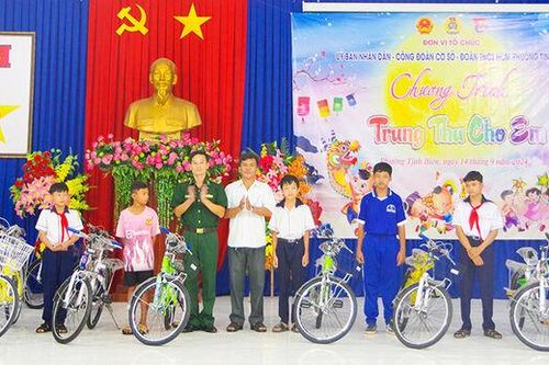 Chăm lo Tết Trung thu cho thiếu nhi TX. Tịnh Biên