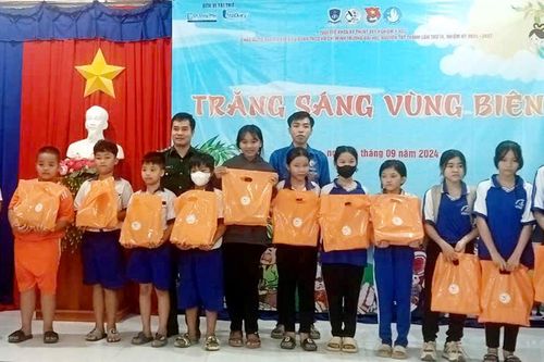 Thiếu nhi có hoàn cảnh khó khăn vùng biên giới Vĩnh Gia vui Tết Trung thu