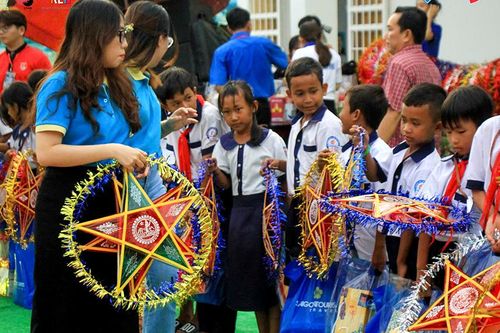 Sinh viên Trường Đại học Cần Thơ tổ chức Trung thu cho thiếu nhi vùng đặc biệt khó khăn huyện Tri Tôn