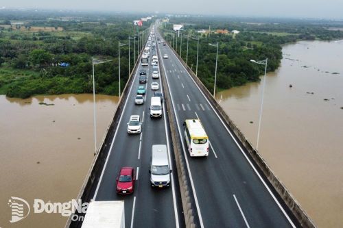 Ùn tắc kéo dài trên đường cao tốc Thành phố Hồ Chí Minh - Long Thành - Dầu Giây do sửa chữa cầu Long Thành
