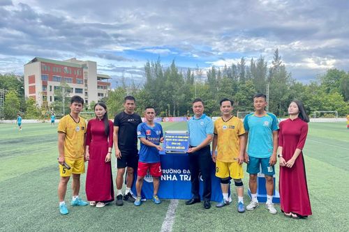 Giải bóng đá Trường Đại học Nha Trang quyên góp 17 triệu đồng cho đồng bào miền Bắc