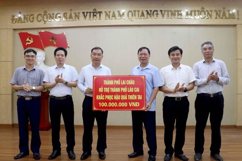 Đoàn công tác thành phố Lai Châu thăm, tặng quà thành phố Lào Cai, thị xã Sa Pa