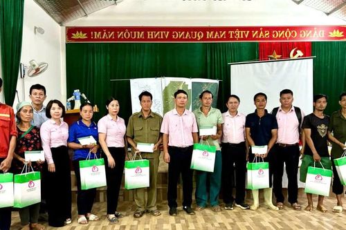 Các ngân hàng thăm hỏi, hỗ trợ người dân bị thiệt hại do thiên tai