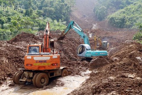 Cận cảnh khắc phục điểm sạt lở lớn nhất trên quốc lộ 279