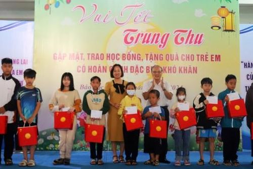Bảo Lộc: Trao tặng 110 suất học bổng và quà Trung thu cho trẻ em có hoàn cảnh khó khăn