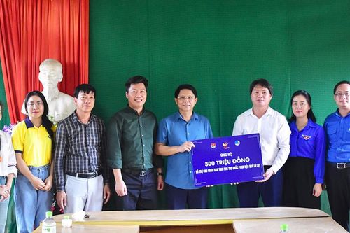 Hội doanh nhân trẻ Việt Nam trao 300 triệu đồng ủng hộ tỉnh Phú Thọ khắc phục hậu quả thiên tai