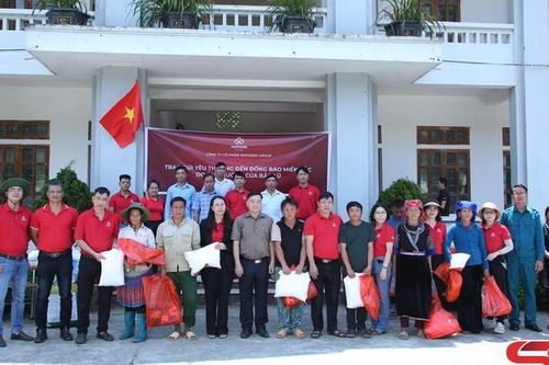 Trao 375 suất quà cho nhân dân xã Ngọc Chiến bị thiên tai