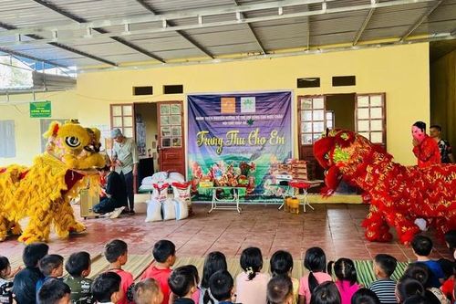 Chương trình 'Trung thu cho em' ở xã biên giới Lóng Sập