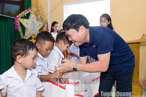 Trao quà Trung thu yêu thương tại xã Hà Lang