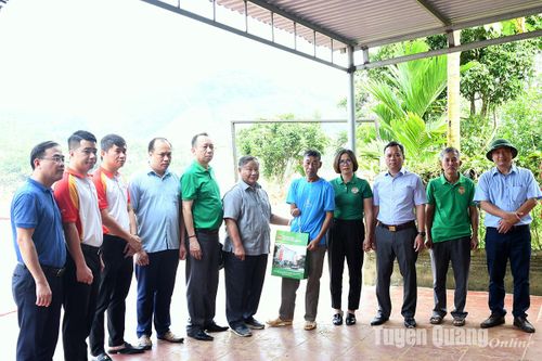 Trung ương Hội Nông dân Việt Nam tặng quà hội viên bị ảnh hưởng ngập lụt tại xã Tân Long