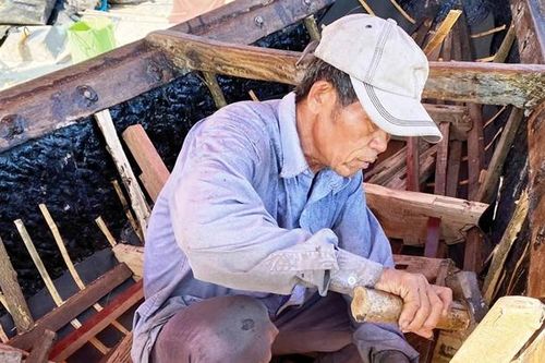 Ông Cư sửa thuyền