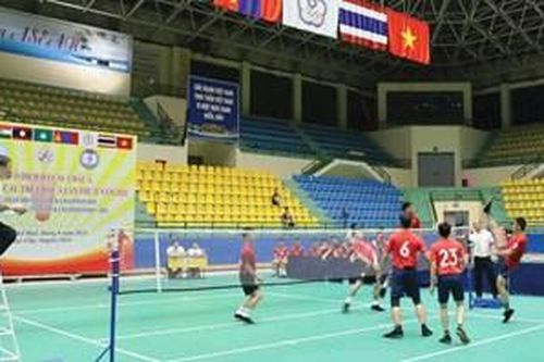 Đá cầu Cố đô vươn ra sông lớn