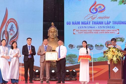 Trường THPT Nguyễn Huệ kỷ niệm 60 năm thành lập