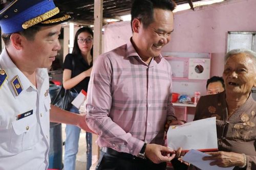 Đức Pháp chủ gửi quà tặng các gia đình chính sách, học bổng cho học sinh nghèo tại huyện đảo Lý Sơn