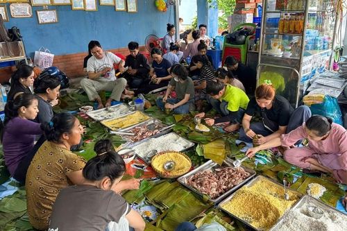 Các Phật tử trẻ, tình nguyện viên TP.HCM gói hàng ngàn chiếc bánh tét gởi đồng bào miền Bắc