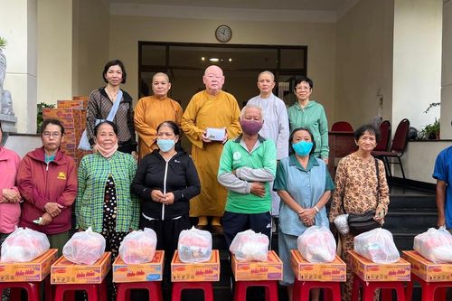 Báo Giác Ngộ trao 100 phần quà của bạn đọc đến những người có hoàn cảnh khó khăn, cơ nhỡ