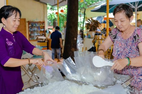 Chùa Minh Đức (TP.Thủ Đức) chuyển 500 phần cơm hút chân không đến đồng bào vùng bão lụt miền Bắc