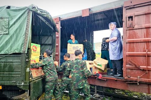 Ban Cứu trợ TP.HCM chuyển 80 tấn hàng bằng tàu hỏa ra vùng bão lũ tỉnh Yên Bái và Phú Thọ