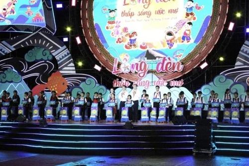 Phó Thủ tướng Thường trực Nguyễn Hòa Bình dự Đêm hội Trăng rằm tại Đắk Lắk