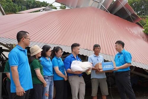 Trường Quản trị và Kinh doanh, ĐHQGHN chung tay giúp đỡ bà con Trấn Yên, Yên Bái