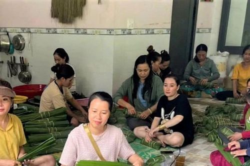 Người dân Phú Quốc gói 1.000 đòn bánh tét gửi đồng bào đang bị ảnh hưởng bão số 3
