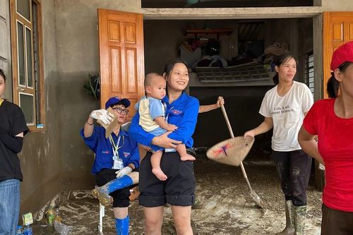 Sinh viên Trường Đại học Điện lực hỗ trợ người dân Yên Bái khắc phục thiệt hại sau bão lũ